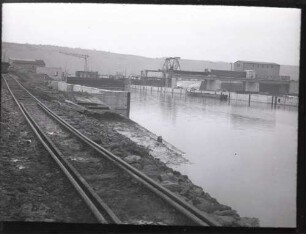 Hessigheim, rechte Wehröffnung und Schleuse im Bau vom Unterwasser