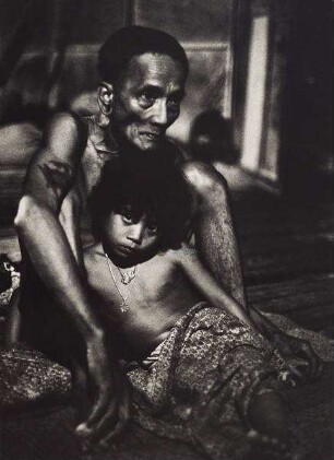 Iban-Vater mit seiner Tochter in einem traditionellen Langhaus, Sarawak, Borneo