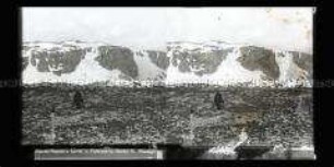Person auf einem Hochplateau in den Alpen mit dem Wegweiser Otto Haus 1/2 St.