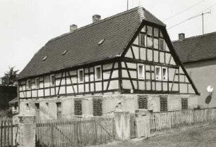 Großpösna-Dreiskau-Muckern, Dorfstraße 3. Ehemaliger Bauernhof (um 1800). Straßenansicht des Wohnstallhauses mit Einfriedung