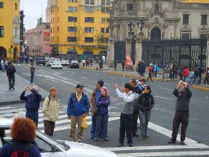Lima - Touristengruppe am Präsidentenpalast : Eine Touristengruppe steht auf der Straße vor dem Präsidentenpalast. Aufgenommen am 27. August 2011 in der Hauptstadt Lima
