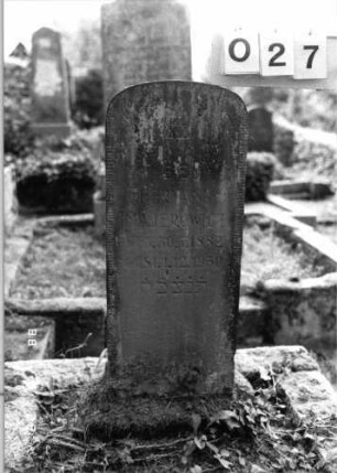 Grabstein 27 (Index: 100080075) Material: Sandstein Zustand: verwittert mit Textverlust Maße HxBxT: 90x34x15 cm Beschreibung: Stele, Sockel, Korbbogenabschluß Symbolik: Davidstern: Grabstein 27