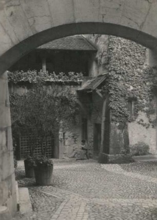 Veytaux, Schweiz. Genfer See, Schloß Chillon. Hofansicht mit Oleanderkübeln