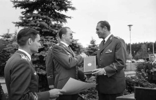 Verleihung des Großen Bundesverdienstkreuzes mit Stern an den scheidenden Kommandierenden General der Luftwaffengruppe Süd Hannes Trautloft