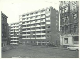 Mehrfamilienhäuser : Straßenzug mit neuem Mehrfamilienhaus