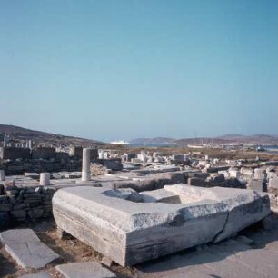 Delos. Die Statuenbasis, AG. V., vor der zweischiffigen Naxier-Halle