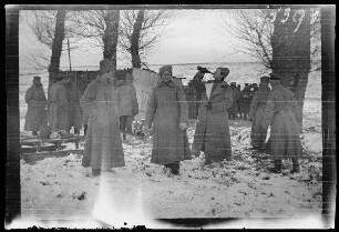 bei Illawcze (=Ilavche, Ukraine) an der Verkehrsstelle: Soldaten rund um die Hütte für Tauschverkehr ("Tauschhandel Schnaps gegen Seife")