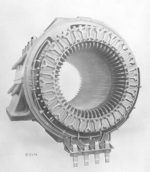 Ständer eines vierpoligen Generators von 18750 kVA mit herausgeführtem Null-Leiter (Brown, Boveri und Cie. AG) : Technikgeschichte | Elektrotechnik | Erzeugung elektrischer Energien | Gleich- und Wechselstromgeneratoren, Turbogeneratoren