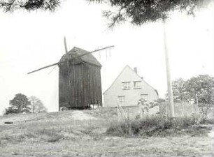 Bäckerei in Wentdorf/ See, Gesamtansicht : Nahrung - Backen. Ort: Wentdorf/ See, Kreis Luckau. Bäckermeister Bruno Schulze backt Sechs-Pfund-Brote im Holzofen (1979). (ehemalige Windmühle)