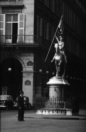 Paris: Reiterdenkmal am Louvre [Jeanne d'Arc-Denkmal an der Place des Pyramides]