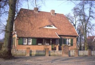 Trenthorst: Trenthorst 15: traufständiges Wohnhaus mit vorgezogener Eingangsveranda
