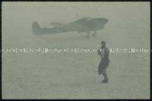 Flugzeug und Soldat im Schneesturm