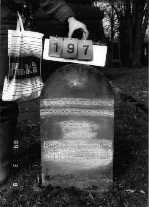 Grabstein 197 (Index: 100100149) Maße HxBxT: 77x42x16 cm: Grabstein 197