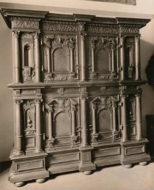 Zweigeschossiger Fassadenschrank : Zweigeschossiger Fassadenschrank. Holz, geschnitzt (1601/1650). Dresden: Kunstgewerbemuseum