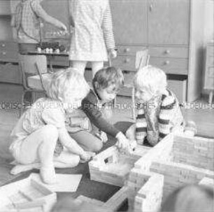 Kinder der Kinderkombination Karl-Marx-Stadt mit Bauklötzen