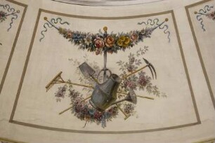 Spätklassizistische Deckenmalerei — Embleme des Gartenbaus — Gießkanne, Schaufel und Rechen