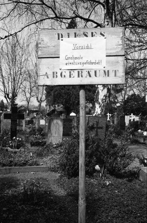 Baufällige und einsturzgefährdete Grabmale auf den Karlsruher Friedhöfen.