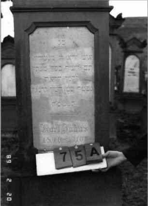 Grabstein 75 (Index: 99798569) Material: Sandstein, Schriftplatte Marmor Zustand: gut Maße HxBxT: 178x47x25 cm Beschreibung: Stele mit Volutenaufsatz, Schriftplatte, Sockel: Grabstein 75A