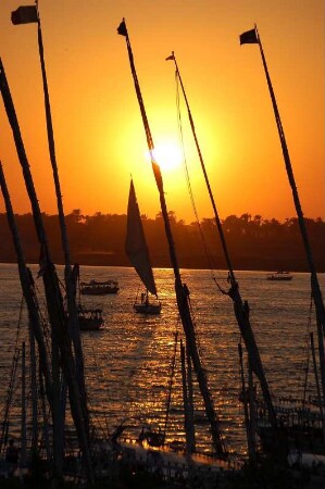 Segelboote im Sonnenuntergang an Nil, Blick zur West-Bank
