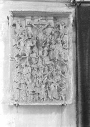Relief mit einer umfangreichen Darstellung am Golgatha