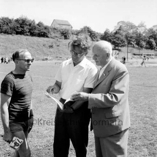 Kreissportverband Stormarn e.V.: Travestadion: Kreismeisterschaft der Leichtathletik: Kampfrichter Gustav Rauch und Hans Goldbeck