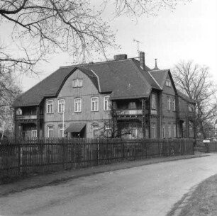 Bad Schandau-Ostrau, Villenkolonie Neuschandau, Ostrauer Ring 21. Hotel (um 1905), ehemalige Gauschule des Nationalsozialistischen Lehrerbundes (NSLB). Straßenansicht von Osten