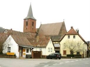 Ansicht von Norden mit Kirche im ehemaligen Kirchhof in Lage zu ebener Erde am Ortsrand