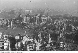 Dresden-Altstadt, Kreuzkirche. Wiederaufbau (1946-1955; F. Steudtner). Verschiedene Ansichten, Blicke vom Turm, Panorama nach Elbseite, 1950
