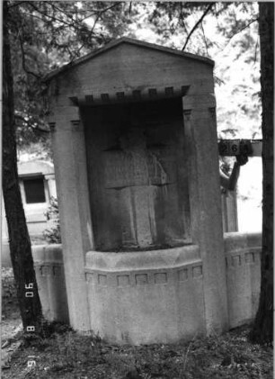 Grabstein 264 (Index: 99618389) Maße HxBxT: 250x205x40 cm Symbolik: Verzierungen Besonderheit: Doppelgrab für Eheleute: Grabstein 264