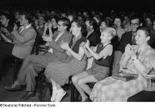 Publikum einer Tanzveranstaltung des Rahmenprogramms zur Leipziger Herbstmesse 1954