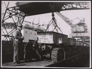 Hafenarbeiter bei der Begutachtung von Waren am Überseehafen Bremen
