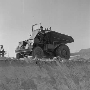 Bau des Gaskombinates Schwarze Pumpe. Dumper bei der Arbeit. : Twar płunokombinata Čorna Pumpa. Dumper při dźěle.