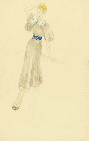 Frau in grauem Plissee-Kleid