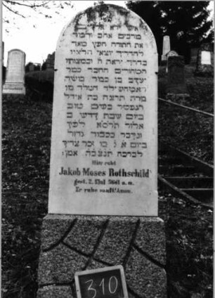 Grabstein 310 (Index: 100090414) Material: weiß. Marmor, Sockel Granit, Bleibuchstaben Zustand: gut Maße HxBxT: 170x38x17 cm Beschreibung: Stele, Sockel, rustica, Segmentbogenabschluß: Grabstein 310