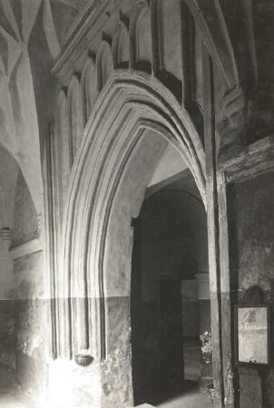 Vilnius. Kirche Sanct Bernhardin. Hauptportal