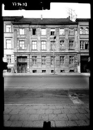 Greifswald, Bahnhofstraße. Wohnhaus. Straßenfront