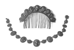 Halskette mit Medaillonreliefs mit klassizistischen Köpfen