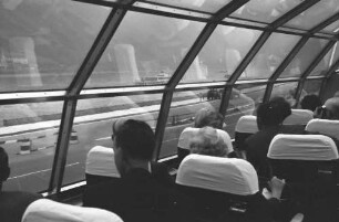 Koblenz; Bingen: Aussichtswagen des Rheingold-Express am Rhein zwischen Koblenz und Bingen