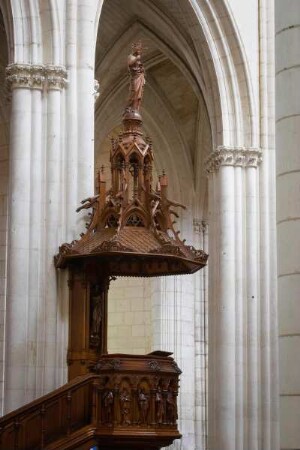 Frankreich. Pays de la Loire. Vendee. Lucon. Kathedrale Notre Dame de Lucon. Kanzel mit Baldachin
