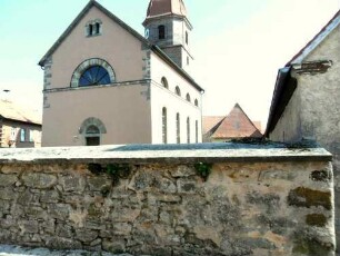 -Ansicht von Westen mit Langhaus (Barocker Neubau 18 Jh.) über Kirchhofmauer (einst fest - Wehrgang mit Steinbrüstung abgetragen)