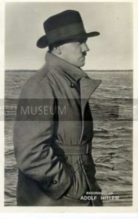 Handsignierte Porträtpostkarte von Adolf Hitler