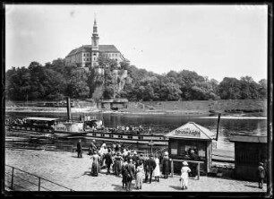 Tetschen-Bodenbach (Decin/Tschechische Republik). Personen-Seitenraddampfer "Saxonia" beim Anlegen an der Anlegestelle. Blick über die Elbe Schloss Tetschen