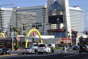Las Vegas - Verkehr am nördlichen "Strip" : Aufgenommen am 8. August 2012 am Las Vegas Boulevard ("Strip"), der sechs Kilomter langen Hauptstraße im Spielerparadies Las Vegas