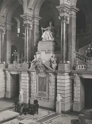 Ungarn. Budapest. Das reich ausgestaltete Treppenhaus im, von Alajos Hauszmann in der Zeit von 1893 bis 1896 geschaffenen, königlich ungarischen Justizpalast (heue Ethnographisches Museum Budapest).