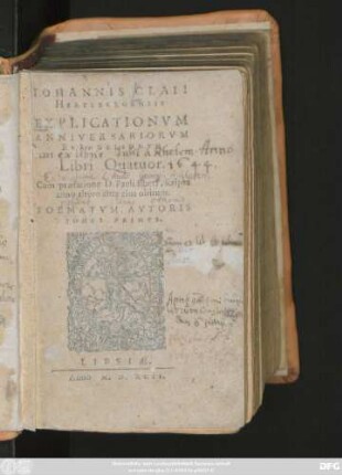 IOHANNIS CLAII || HERTZBERGENSIS || EXPLICATIONVM || ANNIVERSARIORVM || EVANGELIORVM || Libri Quatuor.|| Cum praefatione D. Pauli Eberi, scripta || anno altero ante eius obitum.|| POEMATVM AVTORIS || TOMVS PRIMVS.||
