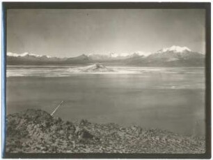 Salar de Surire mit Blick auf den Portezuelo Mulluri und Cerro Chuquiananta