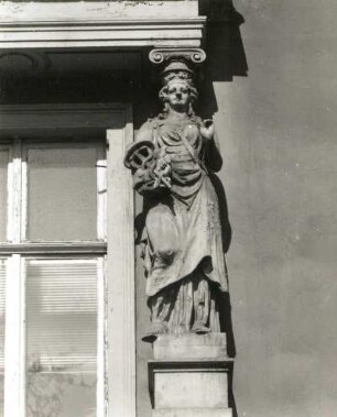 Dresden-Südvorstadt, Liebigstraße 8. Villa (1873: G. Bär). Fenster (1. OG, rechts). Rechte Karyatide