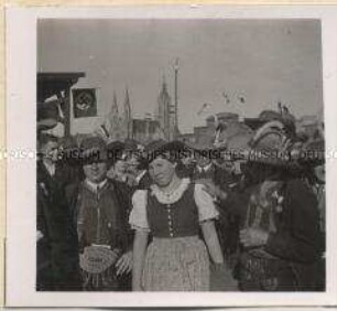 Männer und Frauen in Trachten auf dem Oktoberfest