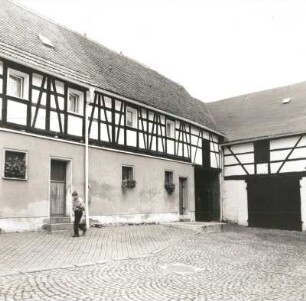 Reichenbach-Cunsdorf (Vogtland), Pestalozzistraße 8. Dreiseithof (um 1800). Hof mit Wohnstallhaus und Scheune