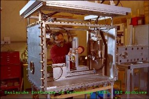 Montagearbeiten in einer alpha-Zelle der Hauptabteilung Zyklotron (HZY)